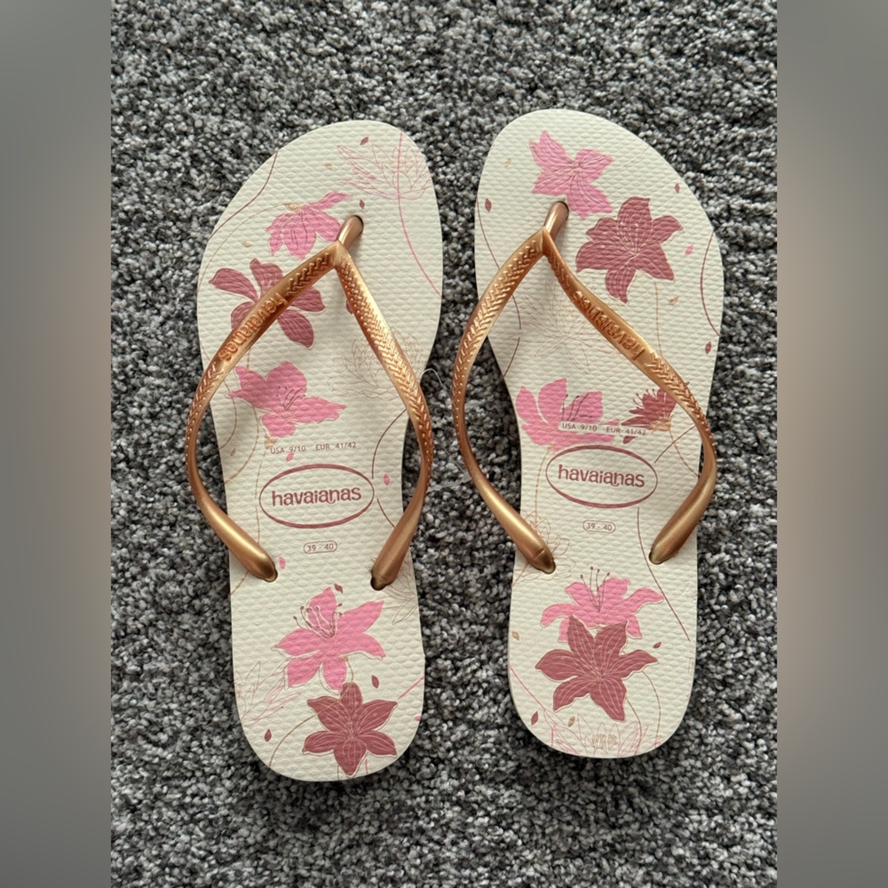 Brand new with tags HAVAIANAS. Size 39/40 (US 9/10 per their website).